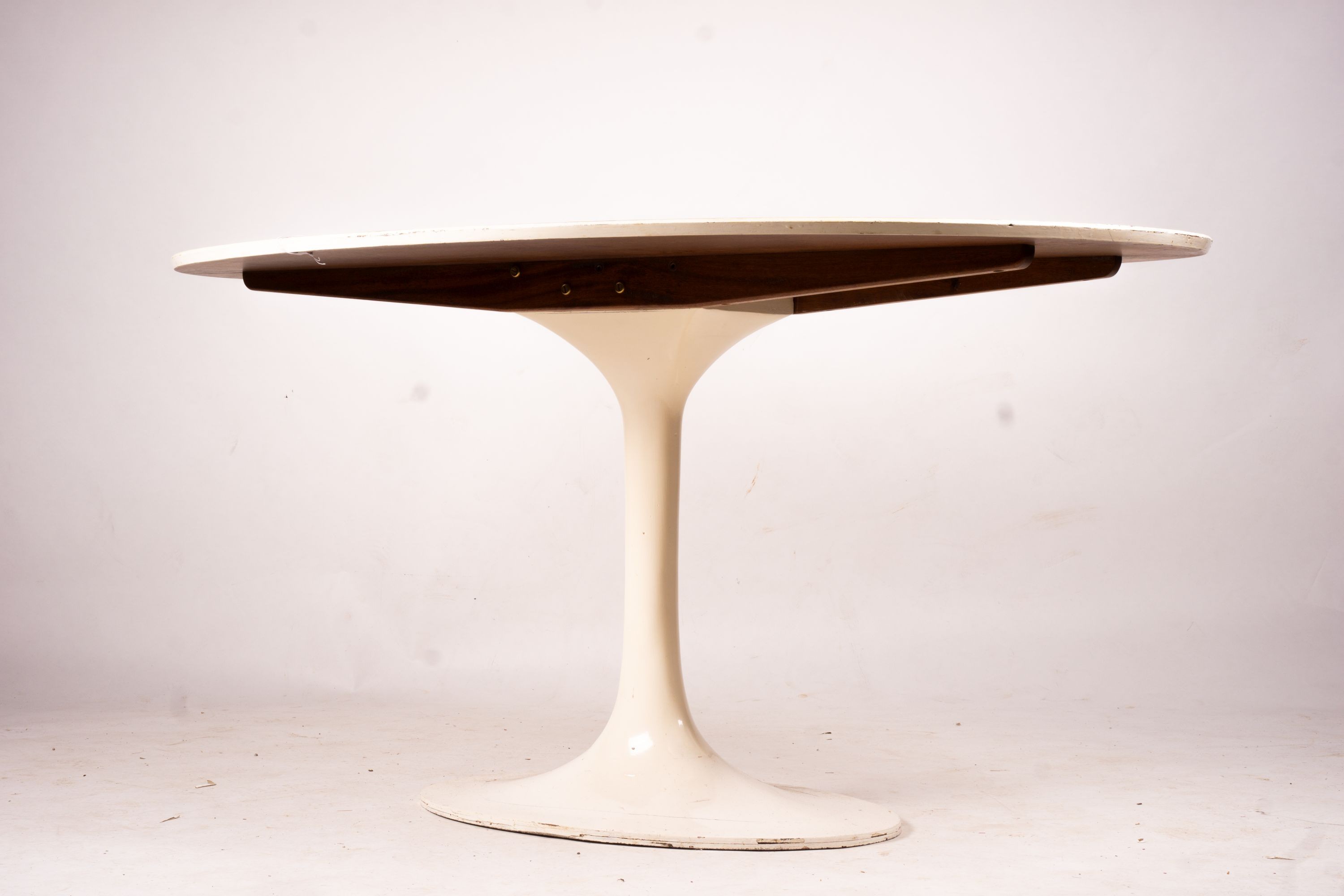 An Arkana style tulip base teak top oval dining table, length 152cm, depth 91cm, height 76cm